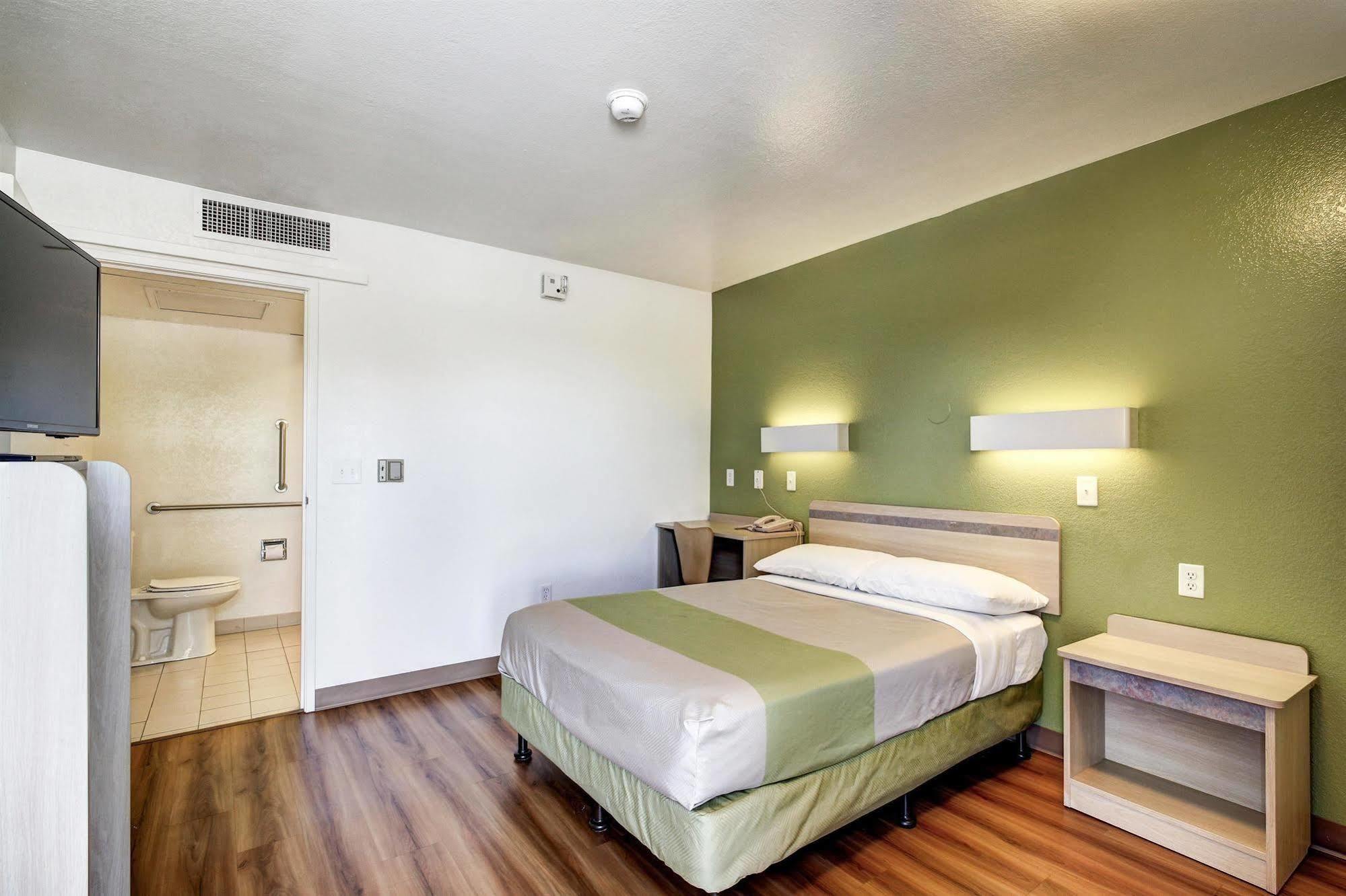 Econo Lodge מידוויל מראה חיצוני תמונה